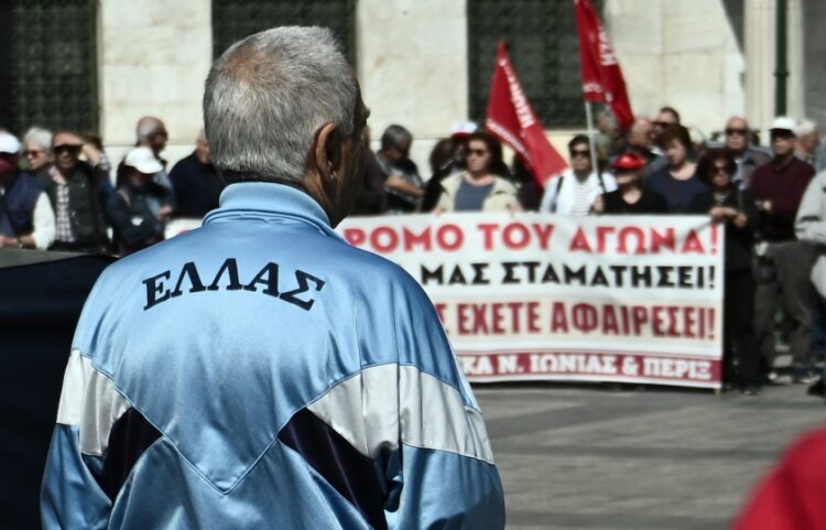Συνταξιούχος σε πορεία στο κέντρο της Αθήνας (φωτ. αρχείου: EUROKINISSI/Κώστας Τζούμας)