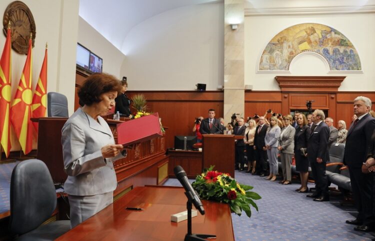 Η Γκορντάνα Σιλιάνοφσκα διαβάζει τον όρκο της στη Βουλή των Σκοπίων (φωτ.: EPA / Georgi Licovski)