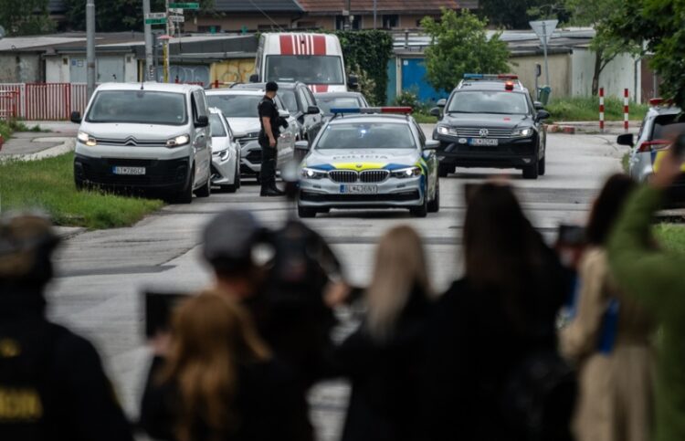 Κομβόι αστυνομικών αυτοκινήτων μεταφέρει στον ανακριτή τον δράστη της δολοφονικής επίθεσης με θύμα τον πρωθυπουργό Ρόμπερτ Φίτσο (φωτ.: EPA/Jakub Gavlak)