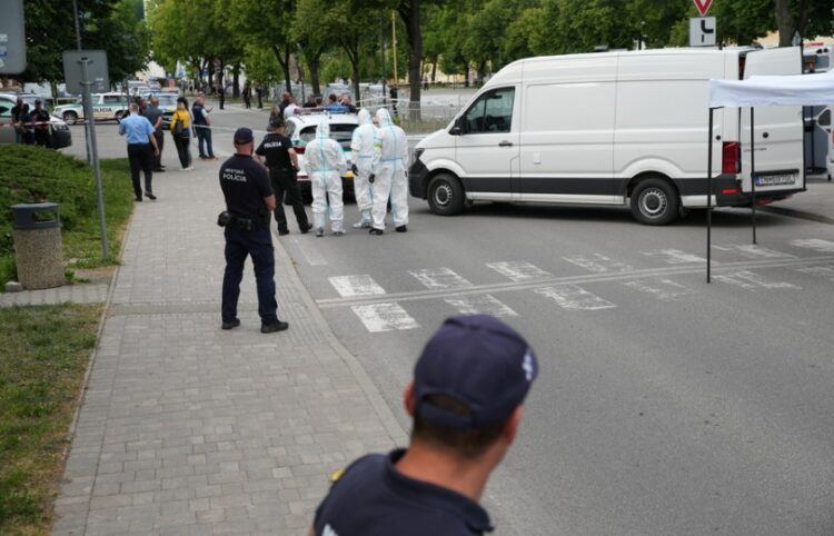 Αστυνομικοί της Σήμανσης ελέγχουν το χώρο όπου σημειώθηκε η δολοφονική επίθεση κατά του πρωθυπουργού Ρόμπερτ Φίτσο (φωτ.: EPA/Jakub Gavlak)