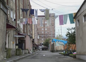 Απλωμένα ρούχα έχουν απομείνει στο σκοινί, σε εγκαταλειμμένη γειτονιά στο Στεπανακέρτ, μετά την αποχώρηση των Αρμενίων τον Οκτώβριο του 2023 από το Αρτσάχ (φωτ.: EPA/Stringer)
