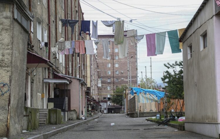 Απλωμένα ρούχα έχουν απομείνει στο σκοινί, σε εγκαταλειμμένη γειτονιά στο Στεπανακέρτ, μετά την αποχώρηση των Αρμενίων τον Οκτώβριο του 2023 από το Αρτσάχ (φωτ.: EPA/Stringer)