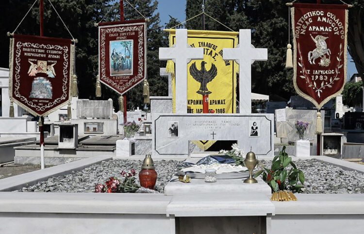 Ο οικογενειακός τάφος του Στυλιανού Κοσμίδη στο Α' Νεκροταφείο Δράμας (φωτ.: Κωνσταντίνος Ζώνκε)