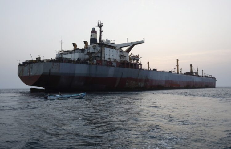 Τάνκερ που μεταφέρει πετρέλαιο ταξιδεύει στην Ερυθρά Θάλασσα, κοντά στην Υεμένη (φωτ. αρχείου: EPA/Yahya Arhab)