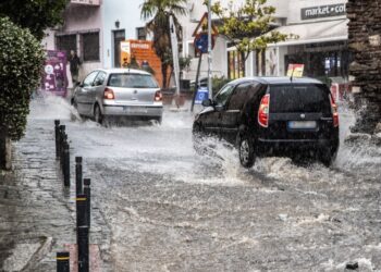 Αυτοκίνητα περνούν μέσα από πλημμυρισμένους δρόμους (φωτ.: EUROKINISSI/Ραφαήλ Γεωργιάδης)