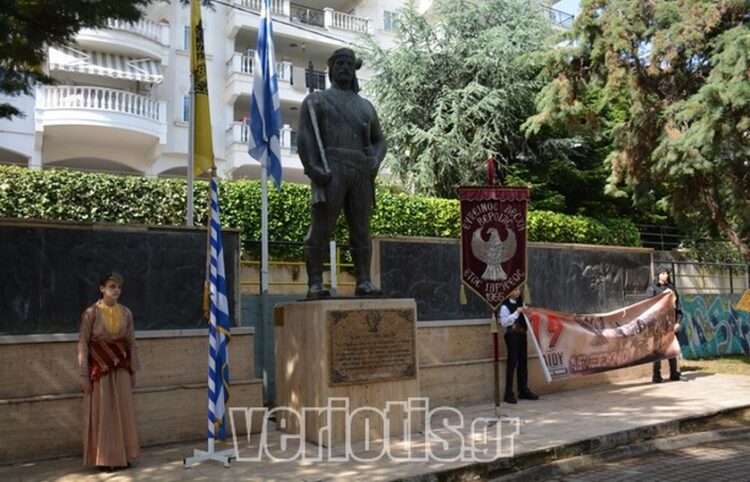 Το άγαλμα του Πόντιου Ακρίτα στην πλατεία Καπετανίδη (φωτ.: veriotis.gr)
