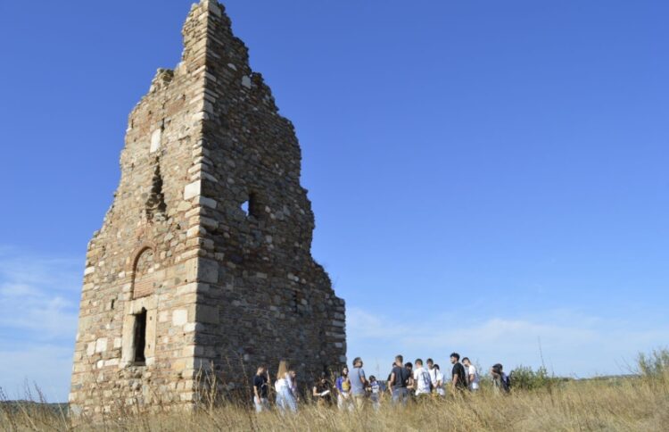 Μαθητές ενημερώνονται για την ιστορία των πύργων (φωτ.:  Εφορεία Αρχαιοτήτων Χαλκιδικής και Αγίου Όρους και Film Office της Περιφέρειας Κεντρικής Μακεδονίας)
