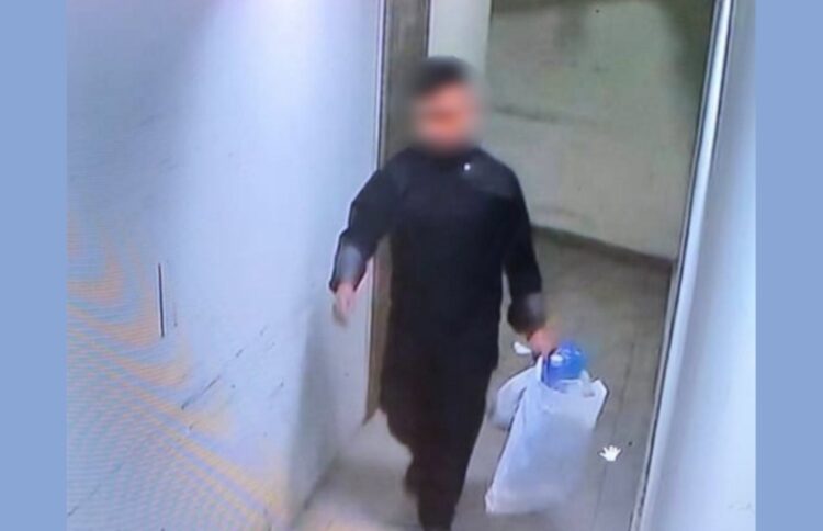 Εικόνα από την κάμερα ασφαλείας που δείχνει τον πατέρα του βρέφους να κατευθύνεται με τις σακούλες στα σκουπίδια (φωτ.: glomex)
