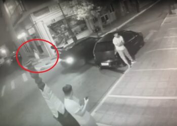 Πλάνο από κάμερα ασφαλείας απεικονίζει την 11χρονη (μέσα στον κύκλο) τις τελευταίες στιγμές πριν μπει στο αυτοκίνητο του καθ' ομολογίαν δολοφόνου της (φωτ.: glomex)