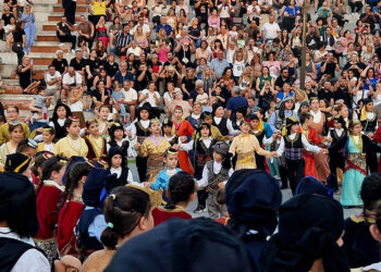 Κατάμεστες οι κερκίδες του Ανοιχτού Δημοτικού Θεάτρου Νεάπολης για το 5ο Παιδικό-Εφηβικό Φεστιβάλ Ποντιακών Χορών (φωτ.: facebook.com/katerina.bili)