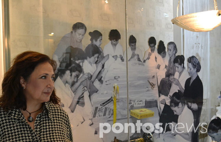 Η πρόεδρος της Μέριμνας, Ανατολή Δημητριάδου, μπροστά σε βιτρίνα έκθεσης κειμηλίων στο μουσείο «Κεντώντας τη Μνήμη» (φωτ.: Αλεξία Ιωαννίδου)