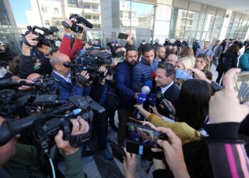 Ο Απόστολος Λύτρας έξω από το Μικτό Ορκωτό Δικαστήριο, μετά την ανακοίνωση της απόφασης του δικαστηρίου για την υπόθεση βιασμού και μαστροπείας της 12χρονης ανήλικης από τον Κολωνό, τον περασμένο Μάρτιο (φωτ.: ΑΠΕ-ΜΠΕ/Αλέξανδρος Βλάχος)