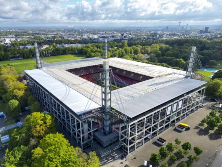 Το στάδιο RheinEnergieStadion της Κολονίας, έδρα της Bundesliga club 1. FC Koeln όπου θα γίνει ο αγώνας Ισπανία-Γεωργία (φωτ.:  EPA/ Christopher Neundorf)