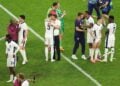 Ο προπονητής και παίκτες της Εθνικής Αγγλίας αγκαλιάζονται μετά τη νίκη τους επί της Σλοβακίας που τους έδωσε το εισιτήριο για τους «8» του Ευρωπαϊκού Πρωταθλήματος του 2024 (φωτ.: EPA/Georgi Licovski)