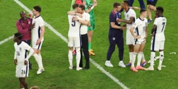 Ο προπονητής και παίκτες της Εθνικής Αγγλίας αγκαλιάζονται μετά τη νίκη τους επί της Σλοβακίας που τους έδωσε το εισιτήριο για τους «8» του Ευρωπαϊκού Πρωταθλήματος του 2024 (φωτ.: EPA/Georgi Licovski)