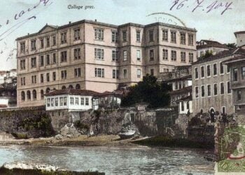 Φωτογραφία των αρχών του 20ού αιώνα που απεικονίζει το κτήριο που στέγασε το Φροντιστήριο Τραπεζούντας κατά την τελευταία περίοδο λειτουργίας του (1902-1921) (πηγή: el.wikipedia.org/wiki/Φροντιστήριο_Τραπεζούντας)