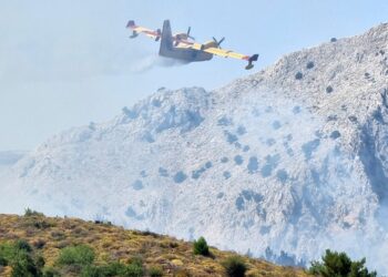 Πυροσβεστικό αεροπλάνο επιχειρεί στην κατάσβεση της πυρκαγιάς που καίει δασική και θαμνώδη έκταση στην περιοχή του Τρυπατέ στις Καρυές της Χίου, την Παρασκευή 7 Ιουνίου 2024. (Φωτ.: ΑΠΕ-ΜΠΕ/Κώστας Κούριας)