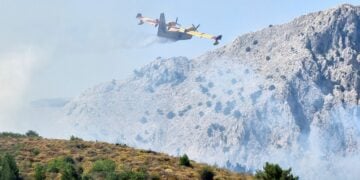 Πυροσβεστικό αεροπλάνο επιχειρεί στην κατάσβεση της πυρκαγιάς που καίει δασική και θαμνώδη έκταση στην περιοχή του Τρυπατέ στις Καρυές της Χίου, την Παρασκευή 7 Ιουνίου 2024. (Φωτ.: ΑΠΕ-ΜΠΕ/Κώστας Κούριας)
