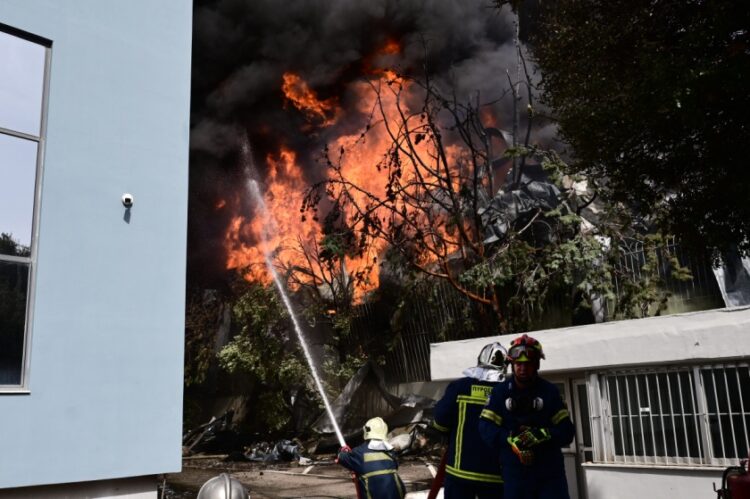 Πυροσβέστες επιχειρούν για την κατάσβεση πυρκαγιάς σε εργοστάσιο κατασκευής τηγανιών, στην οδό Αιγιδών στο Πανόραμα Κηφισιάς. Τετάρτη 12 Ιουνίου 2024 (Φωτ.: Eurokinissi/Μιχάλης Καραγιάννης)