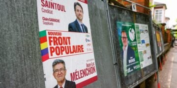 Αφίσες υποψηφίων για τις βουλευτικές εκλογές στη Γαλλία (φωτ.: EPA/Mohammed Badra)