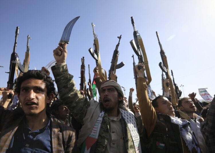 Υποστηρικτές των Χούθι φωνάζουν συνθήματα ενώ κραδαίνουν τα όπλα τους κατά τη διάρκεια διαδήλωσης στην Σαναά (φωτ.: EPA/ YAHYA ARHAB)
