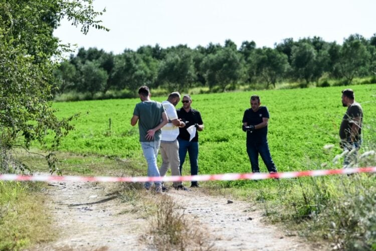 Αστυνομικοί ερευνούν το σημείο στο οποίο βρέθηκε νεκρή η 11χρονη που αγνοείτο στην Ηλεία (Φωτ.: Ilialive.gr/eurokinisi/Γιάννης Σπυρούνης)