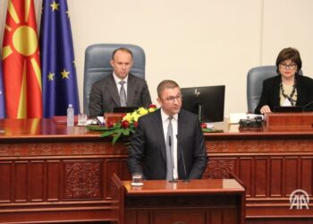 Ο Χρίστιαν Μίτσκοσκι μιλά στη Βουλή των Σκοπίων αφού η κυβέρνησή του έλαβε ψήφο εμπιστοσύνης (φωτ.: x.com/aa_albanian/status)