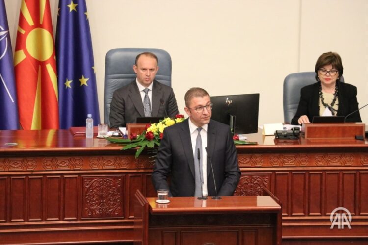 Ο Χρίστιαν Μίτσκοσκι μιλά στη Βουλή των Σκοπίων αφού η κυβέρνησή του έλαβε ψήφο εμπιστοσύνης (φωτ.: x.com/aa_albanian/status)