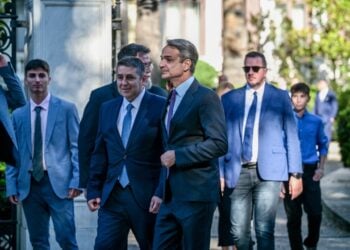 Εικόνα από την άφιξη του πρωθυπουργού, των νέων υπουργών και υφυπουργών, χθες, στο Προεδρικό Μέγαρο (φωτ.: Τατιάνα Μπόλαρη/EUROKINISSI)
