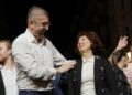 Ο νέος πρωθυπουργός των Σκοπίων Χρίστιαν Μίτσκοσκι και η νέα πρόεδρος της χώρας Γκορντάνα Σιλιάνοφσκα πανηγυρίζουν τη νίκη τους στις εκλογές (φωτ.: EPA/Georgi Licovski)