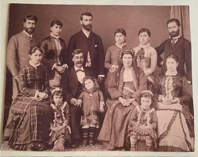 Η οικογένεια του Γεωργίου και της Παρυσάτιδος Σειρηνοπούλου, από την Τραπεζούντα (φωτ.: Σωματείο Μέριμνας Ποντίων Κυριών)