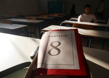 Μαθητής σε σχολική αίθουσα εν αναμονή της έναρξης των Πανελλαδικών Εξετάσεων 2024 (φωτ.: ΑΠΕ-ΜΠΕ/ Ορέστης Παναγιώτου)