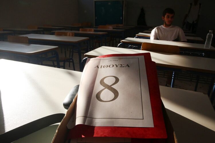 Μαθητής σε σχολική αίθουσα εν αναμονή της έναρξης των Πανελλαδικών Εξετάσεων 2024 (φωτ.: ΑΠΕ-ΜΠΕ/ Ορέστης Παναγιώτου)