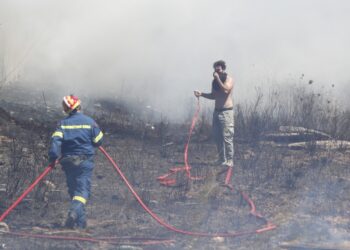 Πυρκαγιά στην λεωφόρο Βάρης - Κορωπίου, Τετάρτη 19 Ιουνίου 2024. (Φωτ.: Eurokinissi/Σωτήρης Δημητρόπουλος)
