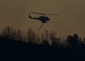 Πυροσβεστικό ελικόπτερο επιχειρεί στην Σταμάτα Αττικής λίγο πριν πέσει το σκοτάδι(Φωτ.: Eurokinissi/Τατιάνα Μπόλαρη)