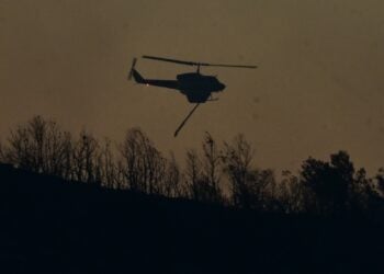 Πυροσβεστικό ελικόπτερο επιχειρεί στην Σταμάτα Αττικής λίγο πριν πέσει το σκοτάδι(Φωτ.: Eurokinissi/Τατιάνα Μπόλαρη)