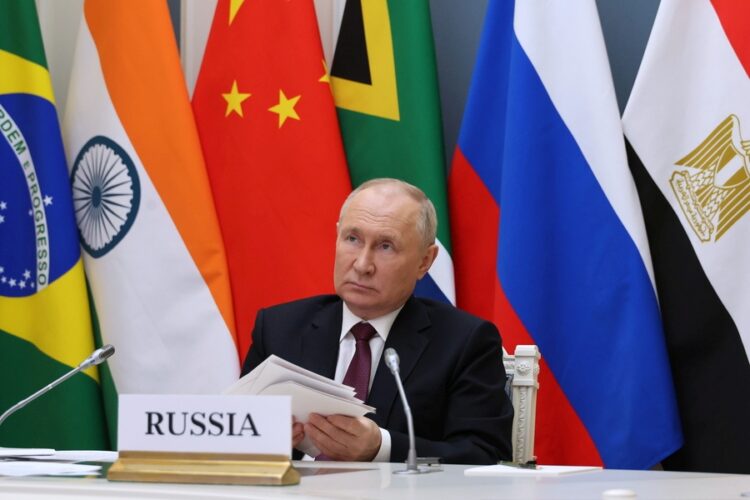 Ο Ρώσος πρόεδρος Βλαντίμιρ Πούτιν παρακολουθεί διαδικτυακά προηγούμενη σύνοδο των BRICS όπου η Τουρκία επιθυμεί να ενταχθεί (φωτ.: EPA/MIKHAIL KLIMENTYEV / SPUTNIK / KREMLIN POOL)