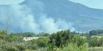 Καπνός από τη φωτιά στο Αγγελόκαστρο Αγρινίου (πηγή: Facebook / Forecast Weather Greece / Χρήστος Πασταλίδης)