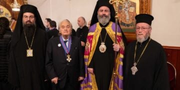 Ο Ανδρέας Ανδριανόπουλος (δεύτερος από αριστερά) μόλις έχει παρασημοφορηθεί από τον αρχιεπίσκοπο Αυστραλίας Μακάριο (δεύτερος από δεξιά) (φωτ.: Αρχιεπισκοπή Αυστραλίας/Μάρκελλος Παπαδόπουλος)