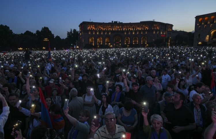 Ογκώδης διαδήλωση κατά του πρωθυπουργού της Αρμενίας Νικόλ Πασινιάν στις 9 Ιουνίου στο Γερεβάν, κατά της παραχώρησης εδαφών στο Αζερμπαϊτζάν (φωτ.: EPA/Narek Aleksanyan)