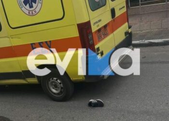Το ασθενοφόρο παρέλαβε τον 16χρονο από το σημείο του δυστυχήματος (φωτ.: evima.gr)
