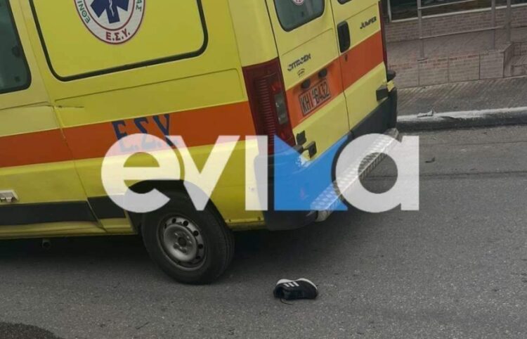 Το ασθενοφόρο παρέλαβε τον 16χρονο από το σημείο του δυστυχήματος (φωτ.: evima.gr)