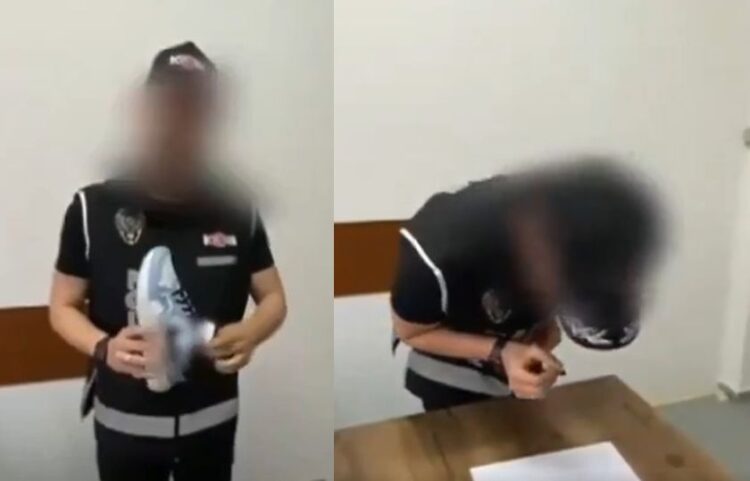 Αστυνομικός επιδεικνύει τον τρόπο με τον οποίο ο επίδοξος φοιτητής προσπάθησε να κλέψει στις εξετάσεις εισαγωγής στο πανεπιστήμιο (φωτ.: Χ/Murat AĞIREL)