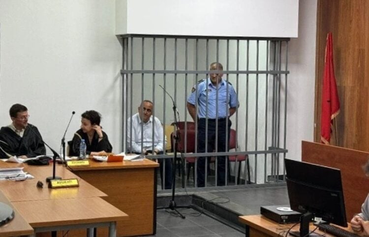 Ο Φρέντι Μπέλερης κατά τη διάρκεια της δίκης του (πηγή: himara.gr)
