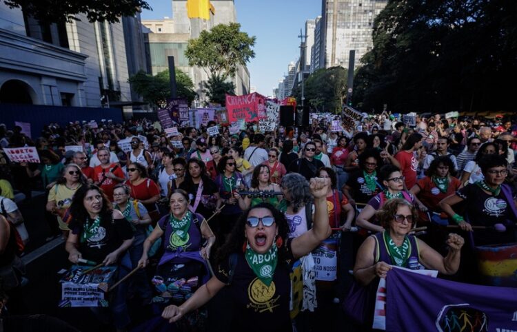Στιγμιότυπο από τη διαδήλωση στο Σάο Πάολο κατά του νομοσχεδίου για τις αμβλώσεις (φωτ.: EPA / Isaac Fontana)