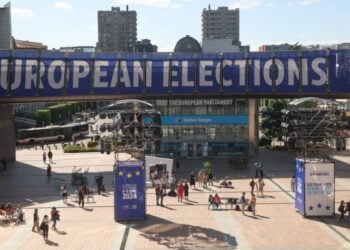 Η εξωτερική όψη του Ευρωκοινοβουλίου στις Βρυξέλλες, εντός του οποίου μεταδίδονται σε ζωντανό χρόνο τα αποτελέσματα από όλες τις χώρες (φωτ.: EPA/Olivier Hoslet)