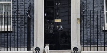 Ακοίμητος φρουρός στην πρωθυπουργική κατοικία της Βρετανίας ο Λάρι ο γάτος (φωτ.: EPA/Tolga Akmen)