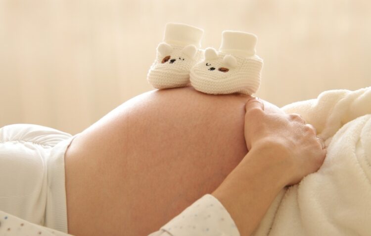 Ανάμεσα στα επιδόματα που θα δοθούν τώρα είναι και αυτά της μητρότητας και της κυοφορίας (φωτ.: pixabay/Marjonhorn)