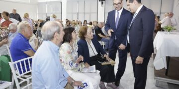 Ο υπουργός Υγείας της Κύπρου Μιχάλης Δαμιανός συνομιλεί με την αδελφή του Ευαγόρα Παλληκαρίδη πριν από την έναρξη της εκδήλωσης (φωτ.: Υπουργείο Υγείας Κύπρου)