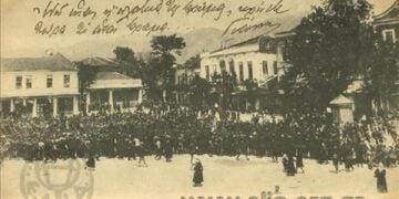Καρτ ποστάλ που δείχνει την παρέλαση του Ελληνικού Στρατού στην Πλατεία Ελευθερίας Δράμας για την απελευθέρωση της Σμύρνης (πηγή: Ελληνικό Λογοτεχνικό και Ιστορικό Αρχείο - Μορφωτικό Ίδρυμα Εθνικής Τραπέζης)